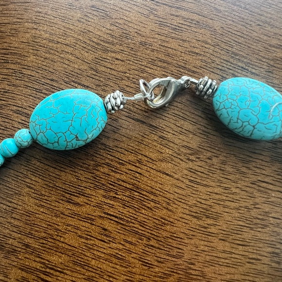 Elegant Turquoise Beaded Necklace - Picture 3 of 4